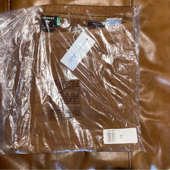 Brand New/ Sealed Package men’s Dockers - Picture 2 of 3